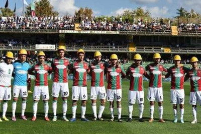 Ιταλία: Ομάδα εμφανίστηκε με... κράνη εργοταξίου! (photos+video)