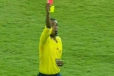 Αίγυπτος: Μόνο... άσπρη κάρτα δεν του έδειξε ο διαιτητής! (video)