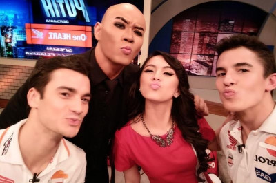 Μαρκ Μάρκεζ: Τρελό... φλερτ με «καυτή» Ινδονησιανή (video)