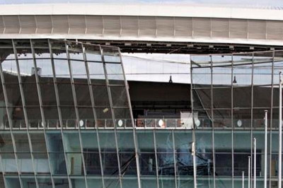 Από θαύμα σωτηρία κοπέλας σε νέο βομβαρδισμό του γηπέδου της Σαχτάρ (video+photos)