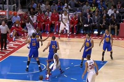 ΝΒΑ: Η ντρίμπλα τον... έστειλε μέτρα μακριά! (video)