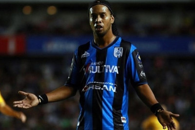 Ροναλντίνιο: Κλώτσησε αντίπαλο στο κεφάλι (video)