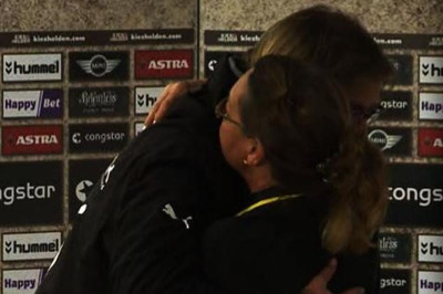 Μπορούσια Ντόρτμουντ: Γυναίκα έδειξε την αγάπη της στον Κλοπ (video)