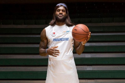 Λεμπρόν Τζέιμς: Ντύθηκε γυναίκα με... ποδιά για το Χάλοουϊν! (photo)