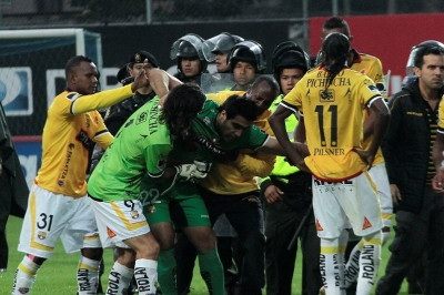 Εκουαδόρ: Χαμός  και βροχή από κόκκινες κάρτες (video+photos)