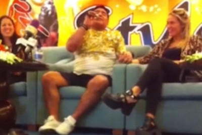 Τρυφερός τραγουδιστής ο Μαραντόνα (video+photos)