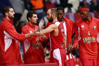 Ευρωλίγκα: Αήττητος ο Ολυμπιακός, στο προσκήνιο Κατσικάρης και Πεδουλάκης (videos)