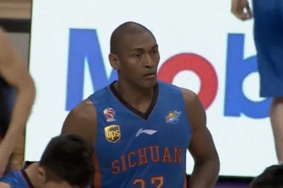 Λος Άντζελες Κλίπερς: Ενδιαφέρον για Μέτα Ουόρλντ Πις