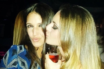 Μάρτα: Ποια φιλάει με κλειστά μάτια; (photo)