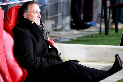 Σερβία: Τέλος ο Άντβοκαατ