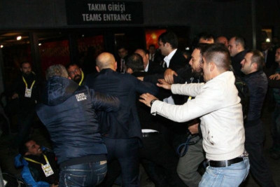 «Εμφύλιος» και σύρραξη στην Πόλη λόγω Ντεμιρέλ (photos+videos)
