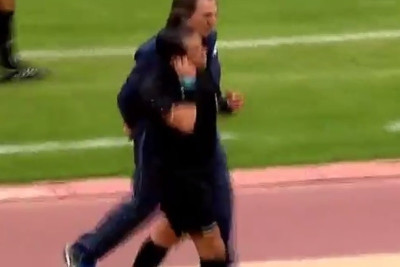 Εκουαδόρ: Διαιτητής κατέσχεσε κινητό από πάγκο ομάδας (video)