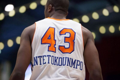 Θανάσης Αντετοκούνμπο: Το... πάρτι των μπλοκ! (videos)