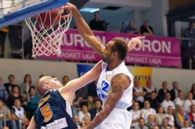 Πολωνία: Τεράστιο… κάρφωμα από «κοντοπίθαρο» γκαρντ σε... γίγαντα! (video)