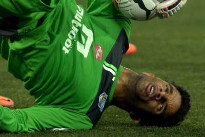 Κορυφαίος γκολκίπερ δέχθηκε γκολ και... πιάστηκε στα δίχτυα! (video)