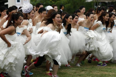 Ταϊλάνδη: Αγώνας με νυφικό και γαμπριάτικο κοστούμι! (photos)