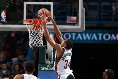 NBA: Top 10 με καρφώματα στο... πρόσωπο Παπανικολάου και Αντετοκούνμπο (video)