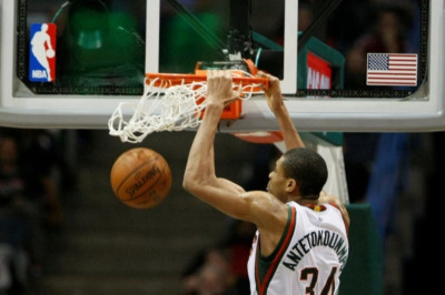 Μιλγουόκι Μπακς: Αλλάζει πρόσωπο ο Αντετοκούνμπο