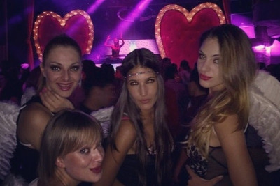 Μάρτα: Τα... φτερά των αγγέλων και οι φίλες της (photo)