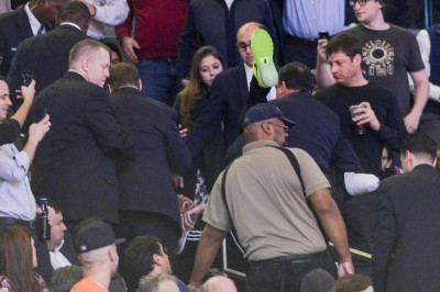 Μπρούκλιν Νετς: Εκδιώχθηκε θεατής με ένα πόδι (video)