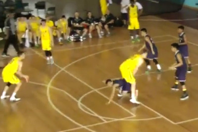 Ωκεανία: Πέρασε κάτω από τα πόδια αντιπάλου για να... μαρκάρει! (video)