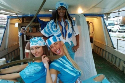 Ιταλία: Γαλάζιες... καλλονές «ποζάρουν» για την Πεσκάρα (photos)