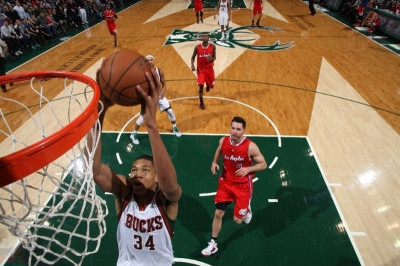 Μιλγουόκι Μπακς: Μυθικός Αντετοκούνμπο και νίκη με Κλίπερς (videos)