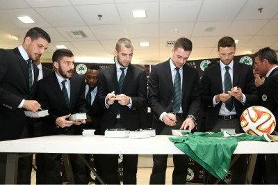 Παναθηναϊκός: Κουστούμια και… αυτόγραφα από τους «πράσινους»