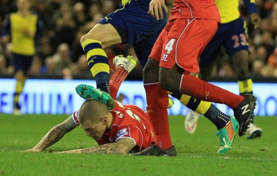 Κεφαλιά – οβίδα παρά τα 8 ράμματα στο κεφάλι ο σωτήρας της Λίβερπουλ (video+photos)