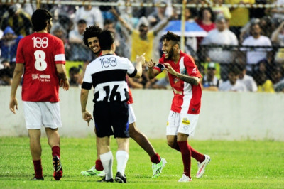 Λάμψη Νεϊμάρ,Κακά και Νενέ σ' αγώνα μέσα σε ... λίμνη (videos+photos)