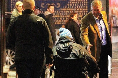 Χειραψία του σερ  Άλεξ με ζητιάνο, πιθανόν οπαδό της Μάντσεστερ Σίτι (photos)