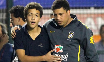 Σάλος για το φιλί του γιού του Ρονάλντο (video)