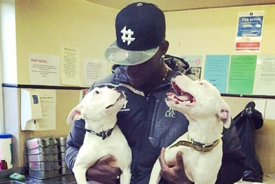 Μάριο Μπαλοτέλι: Υιοθέτησε δύο Τεριέ (photos)