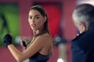 Σέξι αστυνομικός σε τούρκικη κωμωδία η γυναίκα του Σνάιντερ (photos+video)