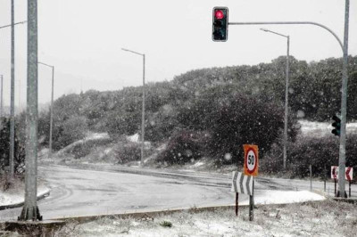 Καιρός: Έντονη χιονόπτωση στα βόρεια προάστια της Αττικής