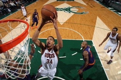 NBA: Πάλι νταμπλ-νταμπλ για Γιάννη Αντετοκούνμπο