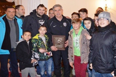 ΠΑΟΚ: Επίσκεψη οπαδών στο ξενοδοχείο και το δώρο στον Αναστασιάδη