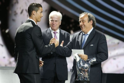 «Βομβάρδισαν» με … μπάλες το σπίτι του Πλατινί θαυμαστές του Κριστιάνο Ρονάλντο (video)