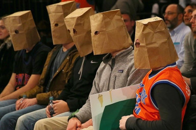 Νιου Γιορκ Νικς: Διαμαρτυρίες με… χαρτοσακούλες