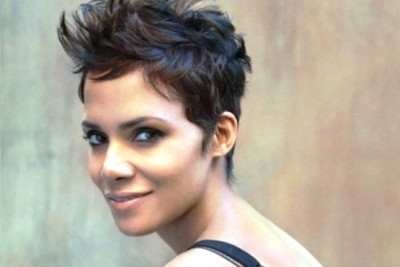 Είναι όντως η Halle Berry; Εμφανίστηκε δίχως ίχνος μακιγιάζ και απορήσαμε