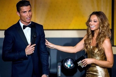 Χρυσή Μπάλα 2014: «Έλαμψε» και η παρουσιάστρια με το χρυσό φόρεμα (photos)
