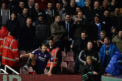 Η ανώμαλη προσγείωση του Κάρολ πάνω στους οπαδούς της Έβερτον (video+photos)