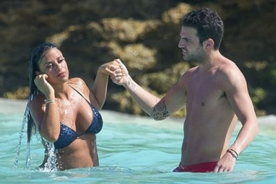 Αγκαλιές και φιλιά στη θάλασσα για Ντανιέλα και Φάμπρεγκας (photos)