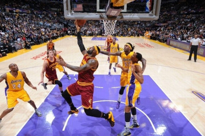 Κλίβελαντ Καβαλίερς: Έριξαν τον Κόμπι με «βασιλικό» Λεμπρόν (videos)