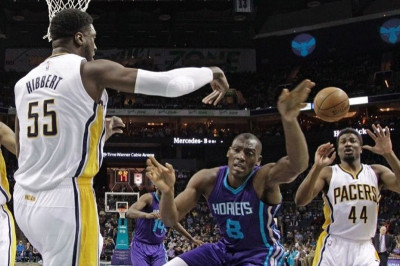 Σάρλοτ Χόρνετς: «Επιβίωσαν» στην παράταση με Πέισερς (video)