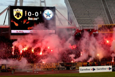 Στις φλόγες περίπτερο του ΣΥΡΙΖΑ (video)