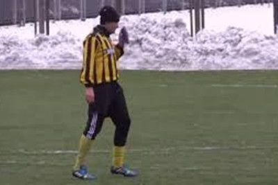 Ένας  κολλημένος με το… κινητό  παίκτης (video)