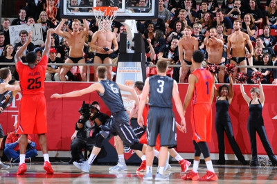 NCAA: Ημίγυμνοι φίλαθλοι στις υπηρεσίες του Ντέιβιντσον (videos)