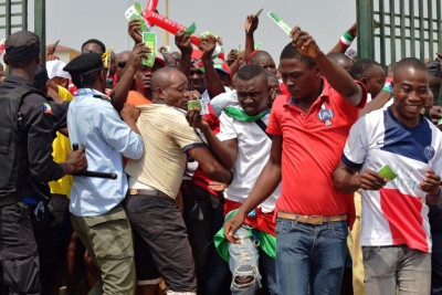 Έκρηξη χειροβομβίδας σε μπαρ σκόρπισε το θάνατο σε οπαδούς της Γουϊνέας (video)