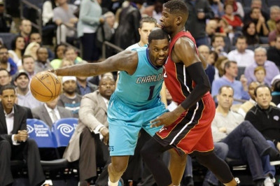 Σάρλοτ Χόρνετς: Δύσκολα τους ελλιπέστατους Χιτ (video)